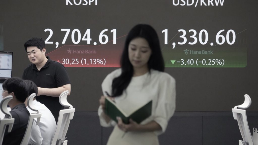 ارتفاع الأسهم العالمية بعد أن وسعت وول ستريت سلسلة مكاسبها إلى أطول فترة هذا العام