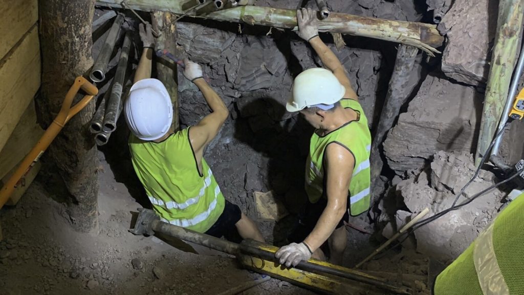 انتشال 3 جثث من نفق السكة الحديدية التايلاندي الذي انهار أثناء البناء