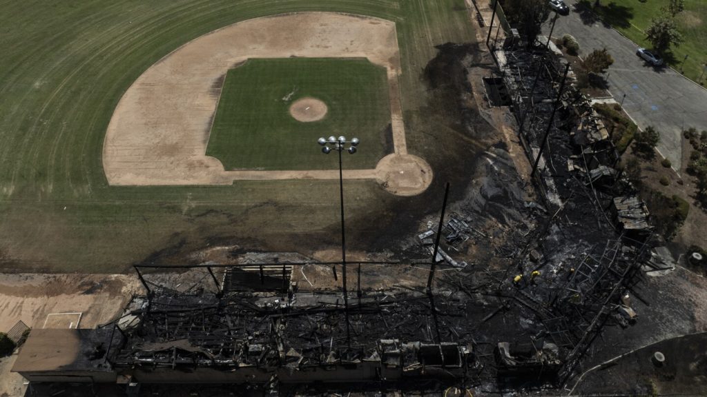 حريق يلتهم ملعب بيسبول تاريخيًا في جنوب كاليفورنيا يظهر في أفلام هوليوود