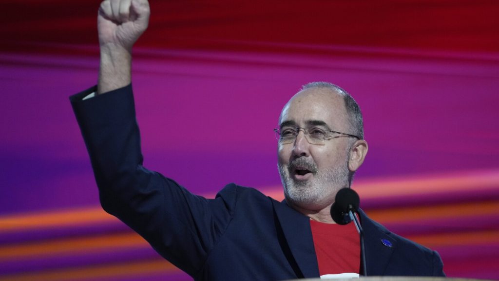 في المؤتمر الديمقراطي، رئيس نقابة عمال السيارات يهدد بالإضراب ضد شركة ستيلانتيس بسبب تأخير إعادة فتح المصنع