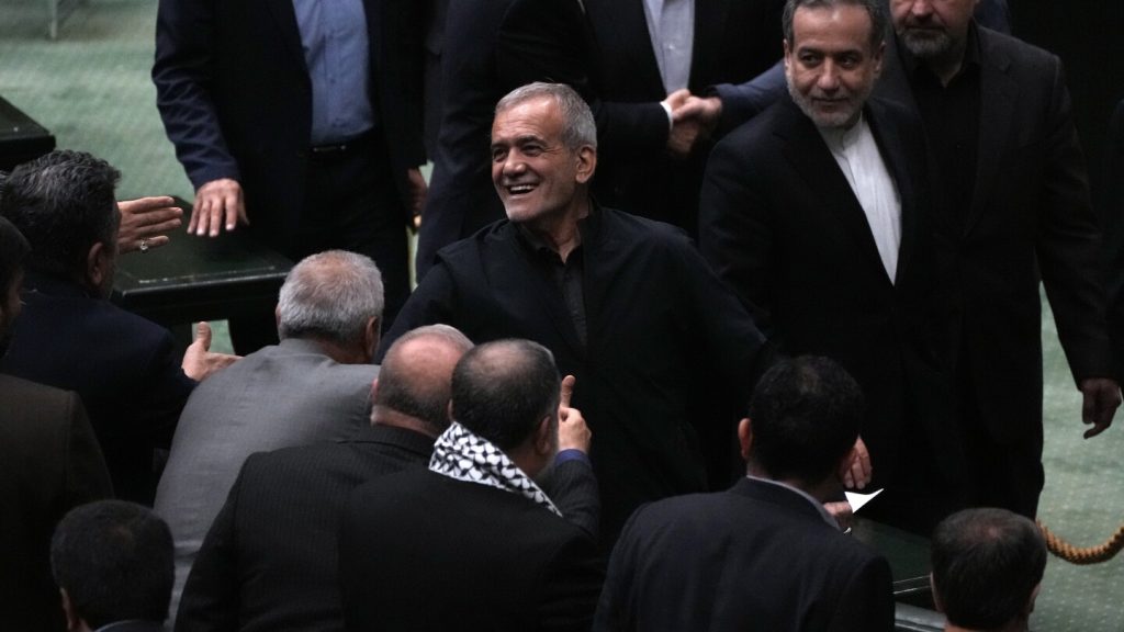 البرلمان الإيراني المتشدد يوافق على جميع أعضاء حكومة الرئيس لأول مرة منذ عام 2001