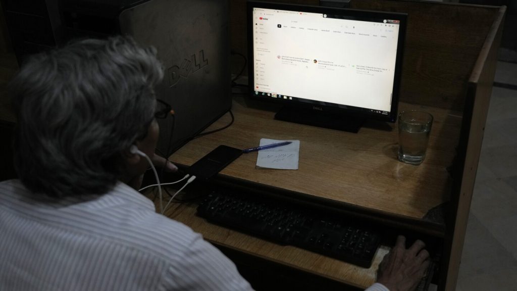 قال مسؤول إن كابل إنترنت بحري معيب تسبب في انقطاع الإنترنت مؤخرًا في باكستان