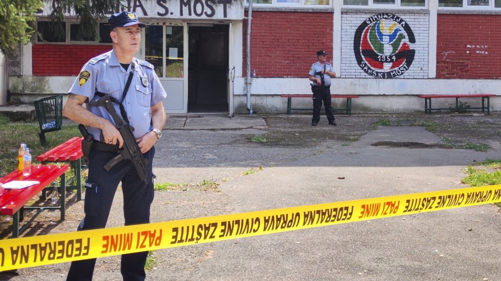 قالت الشرطة إن موظفًا في مدرسة يقتل 3 أشخاص على الأقل في بلدة بوسنية