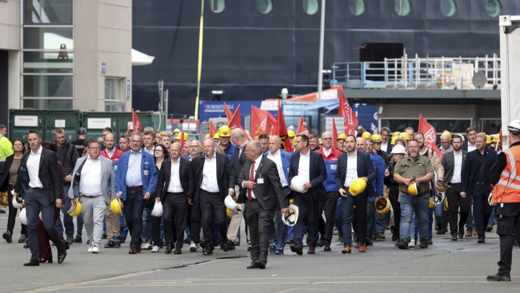 شولتز يتعهد بأن حكومته ستساعد في إنقاذ شركة صناعة السفن السياحية المتعثرة