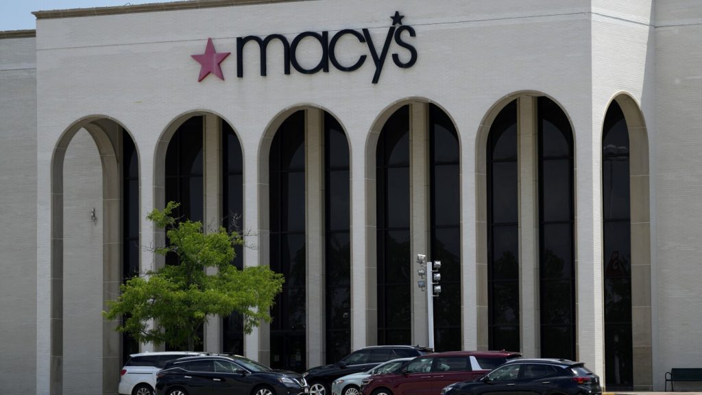 تتحول شركة Macy's إلى تحقيق أرباح في الربع الثاني، لكن المبيعات ضعيفة بشكل مفاجئ مع تزايد حذر العملاء