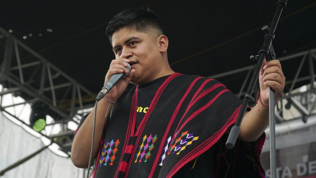 في المكسيك، يحتضن فنان أصلي من قبيلة تريكي جذوره من خلال موسيقى الراب المعاصرة