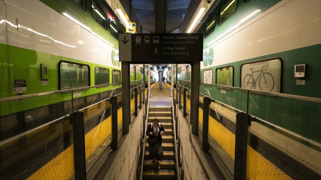 الحكومة الكندية تسارع إلى حل نزاع عمالي مع إغلاق شركتين رئيسيتين للسكك الحديدية لنقل البضائع