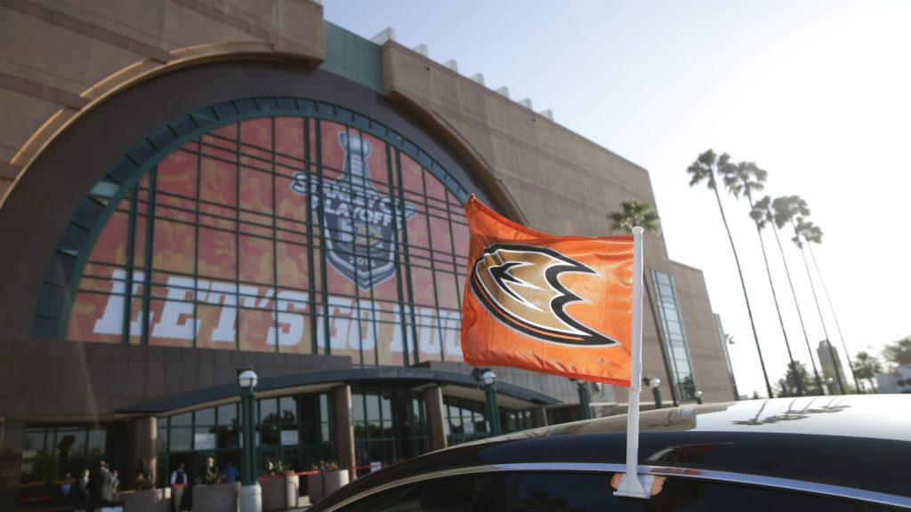 سيقوم فريق Anaheim Ducks بنقل البث المحلي من Bally إلى القناة الهوائية والبث المباشر