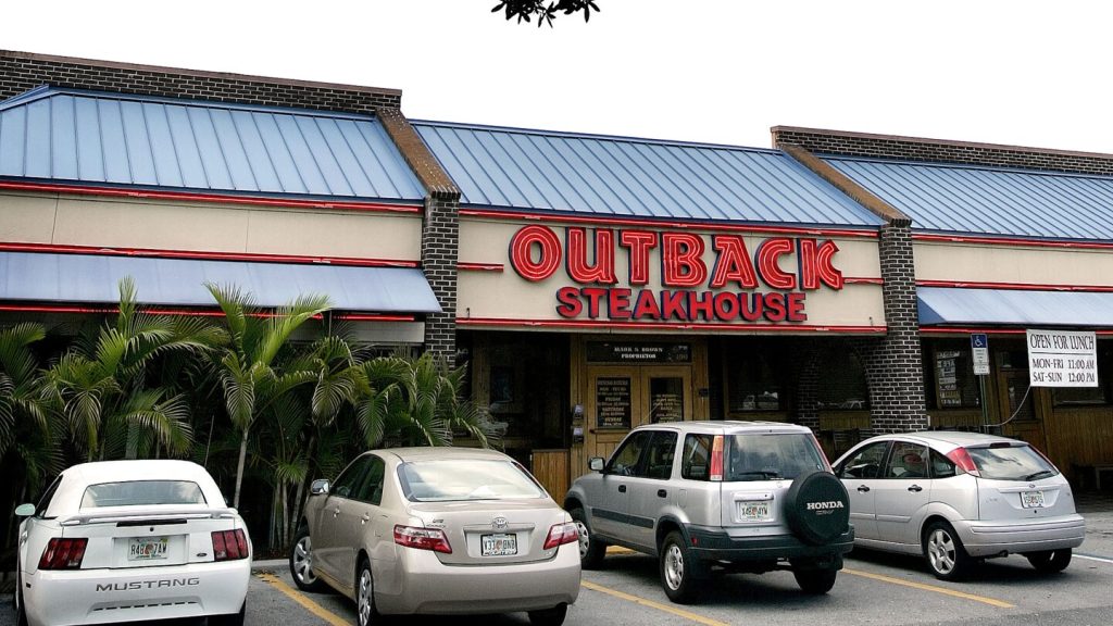 أحد كبار المسؤولين التنفيذيين في شركة دلتا للطيران يغادر لقيادة الشركة التي تمتلك مطعم Outback Steakhouse