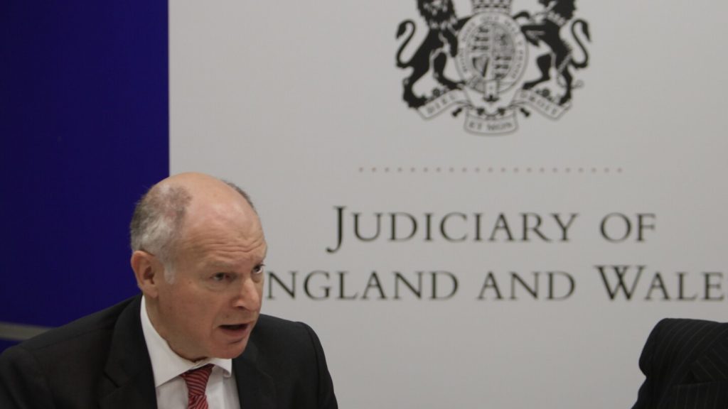 قاض بريطاني في المحكمة العليا في هونج كونج يستقيل من اللجنة الاستشارية لمنظمة حرية الإعلام بعد تعرضه لانتقادات