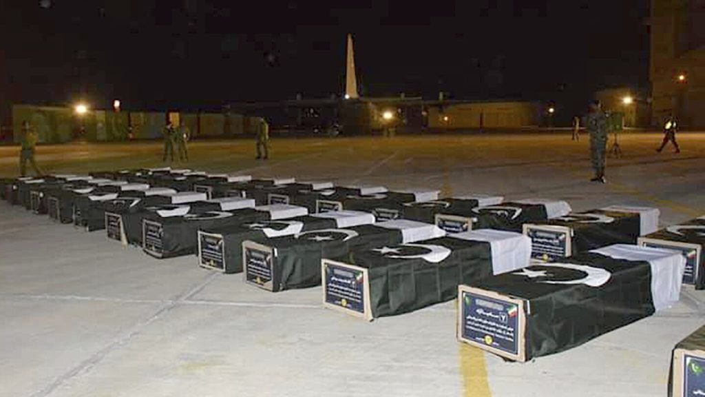 مشيعون في جنوب باكستان يشاركون في جنازات 28 زائرًا شيعيًا قتلوا في حادث حافلة في إيران