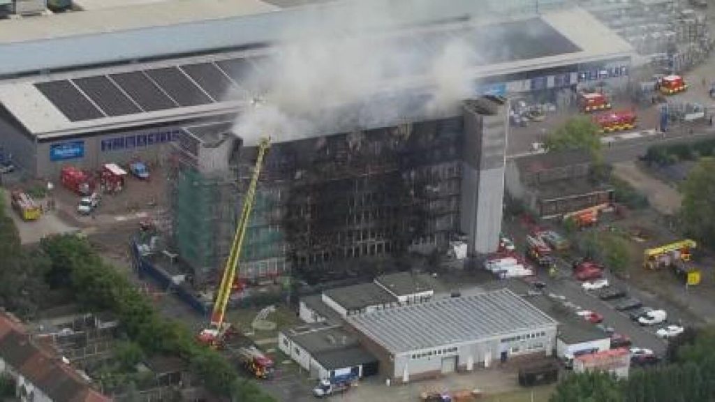 حريق يلتهم مبنى سكنيا في شرق لندن وينقل شخصين إلى المستشفى