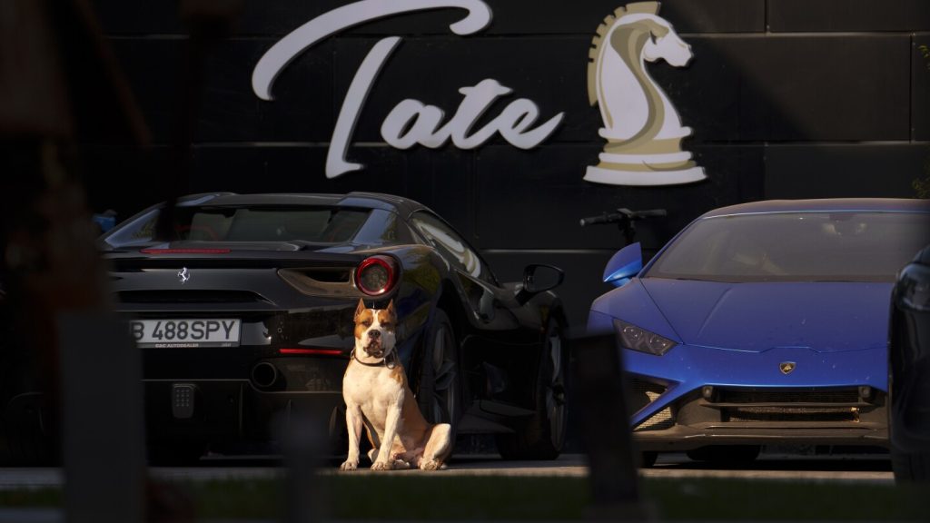 السلطات الرومانية تسحب مركبات من منزل أندرو تيت بعد مزاعم جديدة بالاتجار بالبشر