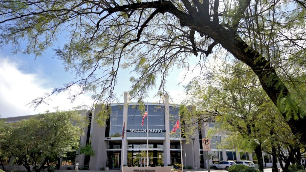 تم العثور على موظف مكتب في ولاية أريزونا ميتًا في حجرة عمل بعد 4 أيام من آخر مسح ضوئي في