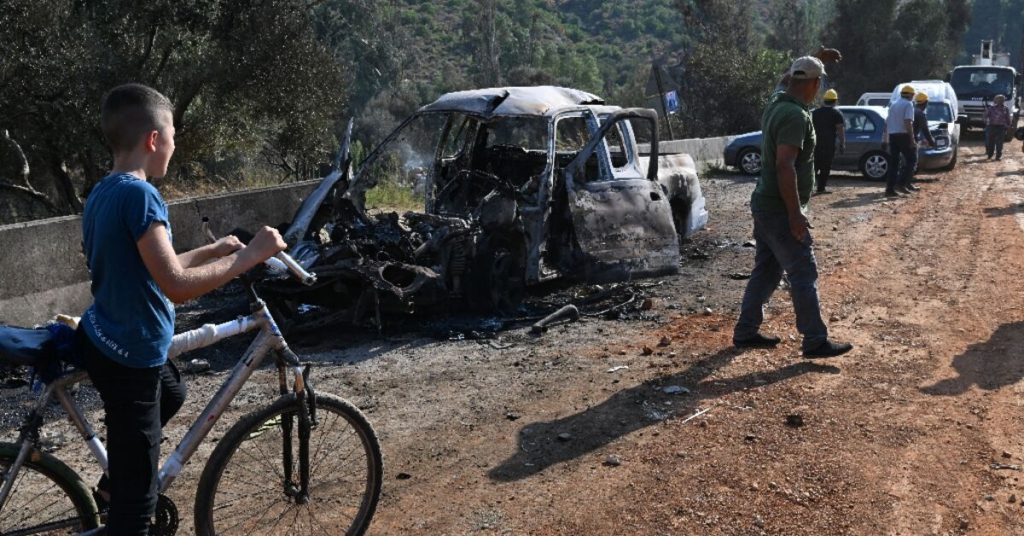 سيارات متفحمة وأشجار محترقة بعد الغارات الإسرائيلية القاتلة على سوريا