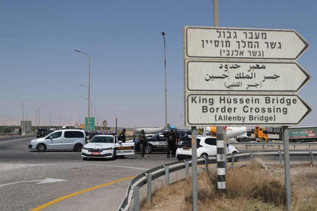 معبر الأردن مع الضفة الغربية يفتح أبوابه أمام المسافرين اليوم