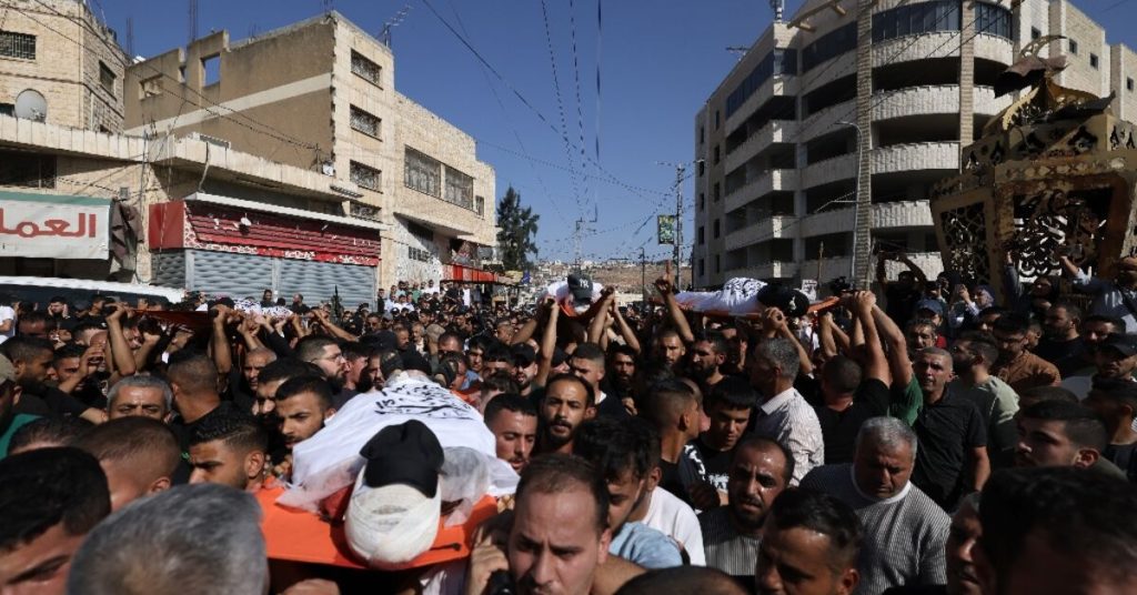 تشييع جنازات في مدينة بالضفة الغربية بعد انسحاب الجيش الإسرائيلي منها