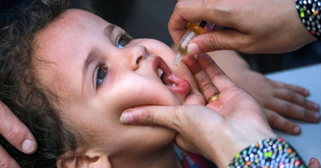 سكان غزة يتسابقون لتطعيم أطفالهم مع انطلاق حملة جديدة لمكافحة شلل الأطفال