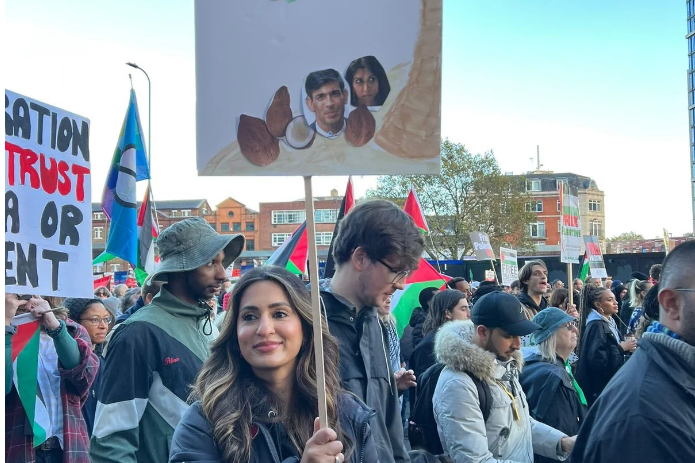 تبرئة ناشط سلام بريطاني من “جريمة الكراهية” بعد حمل لافتة جوز الهند