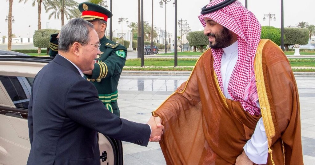 رئيس الوزراء الصيني يلتقي ولي العهد السعودي خلال زيارته للرياض
