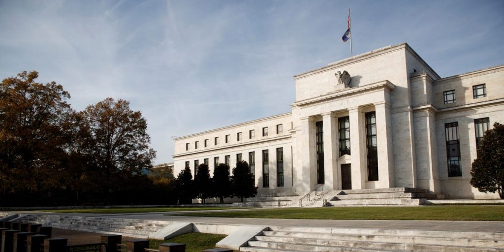 يمثل التصويت المعارض الوحيد على خفض أسعار الفائدة في بنك الاحتياطي الفيدرالي أول انقسام بين محافظي البنوك المركزية منذ عقدين من الزمن