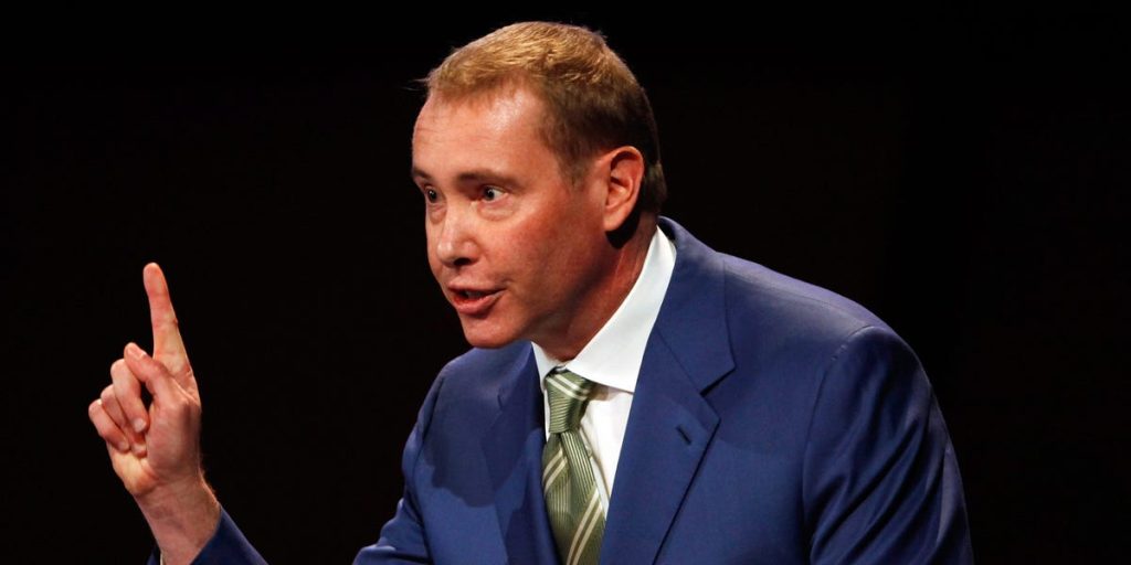 يقول جيف جوندلاش، ملك السندات، إن تخفيضات أسعار الفائدة التي يفرضها بنك الاحتياطي الفيدرالي تأتي متأخرة للغاية، وتُظهر عمليات تسريح العمال أن الاقتصاد الأمريكي في حالة ركود بالفعل