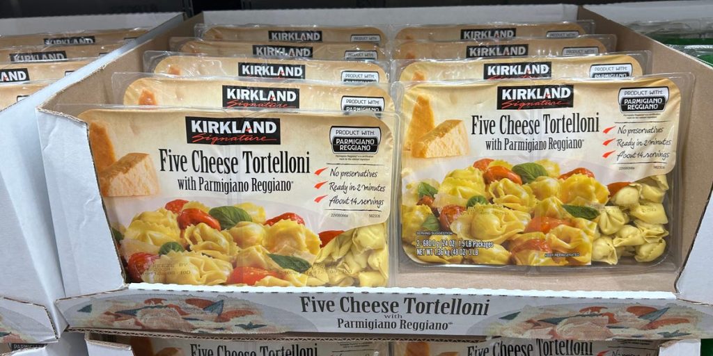 أنا عضو تنفيذي في شركة كوستكو. إليكم 13 منتجًا أشتريها لتسهيل تحضير الوجبات.