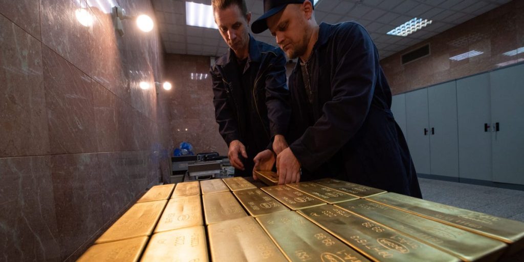 يقول الخبراء إن الأثرياء للغاية الذين يمتلكون سبائك ذهب بقيمة مليون دولار ربما لا يركزون على الأرباح وسط ارتفاع أسعار الذهب