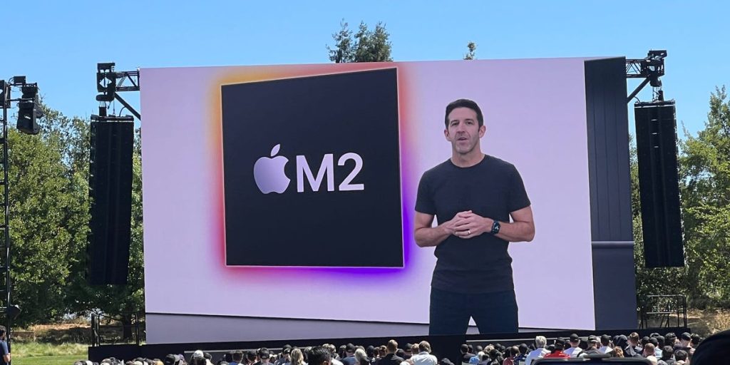 من هو جون تيرنوس، الرئيس التنفيذي لشركة أبل المرشح لخلافة تيم كوك؟