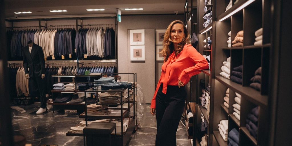 أنا مصممة أزياء شخصية أساعد المسؤولين التنفيذيين في شركات التكنولوجيا الكبرى في تحديد الملابس التي يجب ارتداؤها. وهذا ما يجعل مظهر الشخص الذي يعمل في مجال التكنولوجيا عصريًا.