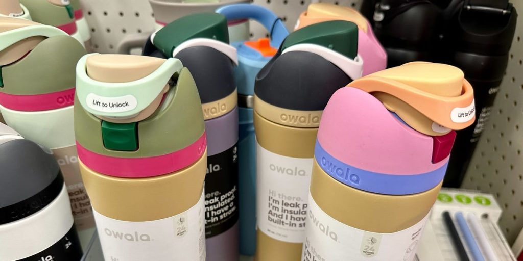 يقوم العملاء المستهدفون بتبديل الأغطية على زجاجات Owala – وهذا يسبب حالة من الفوضى في بعض المتاجر