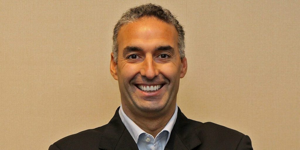 لويس دي كومو، المدير الإعلامي المخضرم في شركة يونيليفر، يغادر منصبه وسط تغييرات أوسع نطاقًا في الشركة