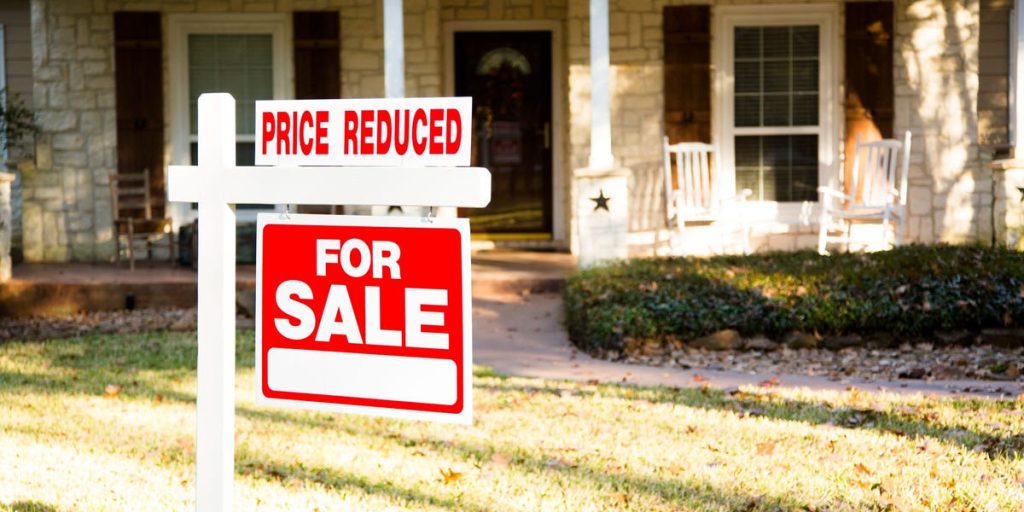 يحصل المشترون على استراحة – المزيد من المنازل في السوق تشهد انخفاض الأسعار مع نفاد صبر البائعين