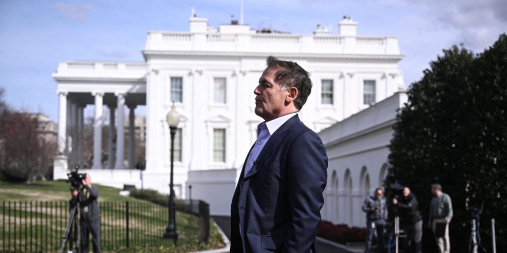 يقول المستثمر الملياردير مارك كوبان إن المقترحات الخاصة بفرض ضرائب على مكاسب رأس المال غير المحققة من شأنها أن “تقتل سوق الأوراق المالية”