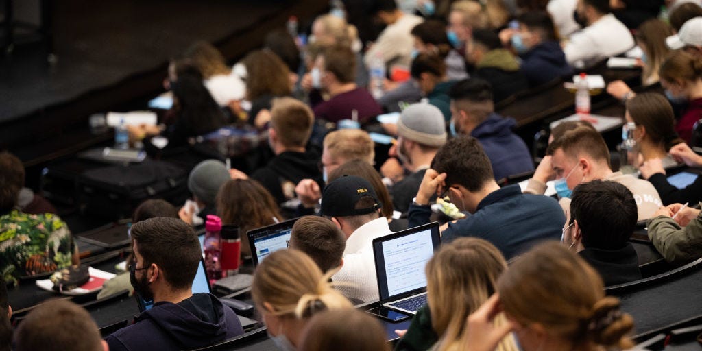 ضبطت إحدى المعلمات طلابًا يستخدمون ChatGPT في أول مهمة لهم لتقديم أنفسهم. وقد أثار منشورها حول هذا الأمر نقاشًا.