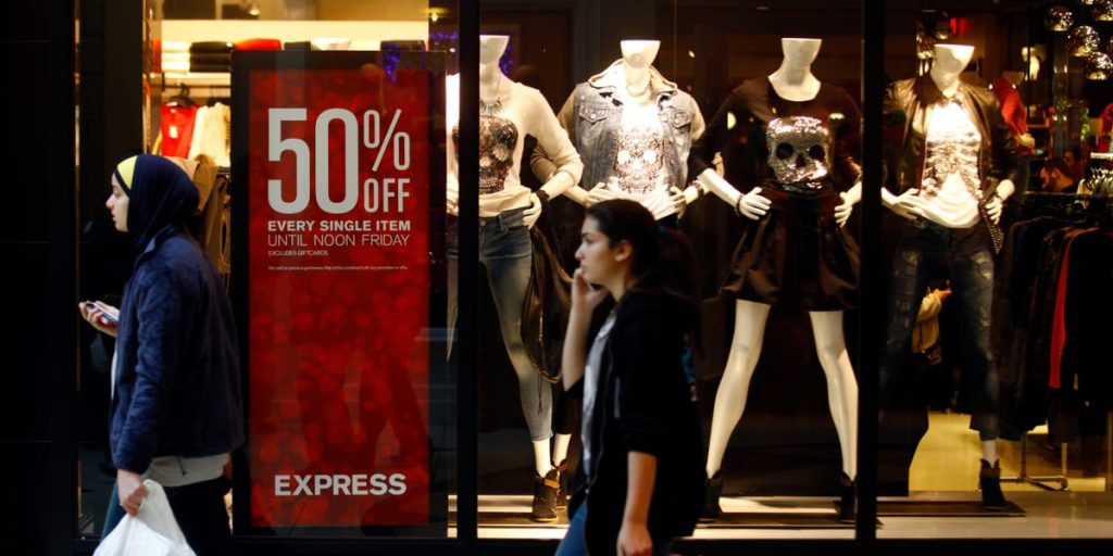 انتهت موجة التسوق في أمريكا ويواجه تجار التجزئة عالمًا جديدًا من المستهلكين الحذرين