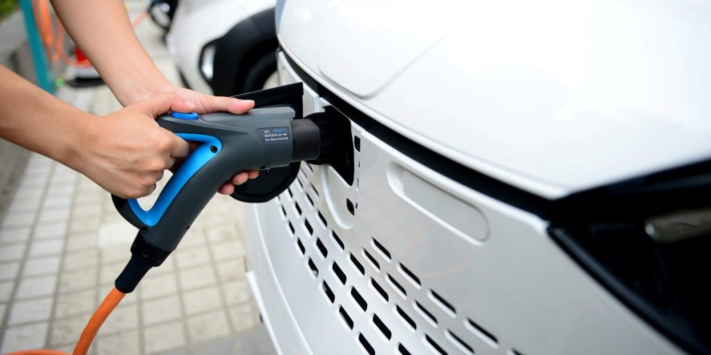 تتحسن عمليات شحن السيارات الكهربائية ومداها، لكن الناس لا يزالون لا يرغبون في التحول إلى السيارات الكهربائية.