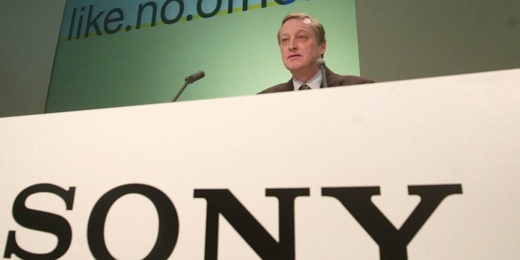 قال أحد المديرين التنفيذيين السابقين في شركة سوني إن الموظفين المفصولين يجب أن “يذهبوا إلى الشاطئ لمدة عام” أو “يقودوا سيارة أوبر”