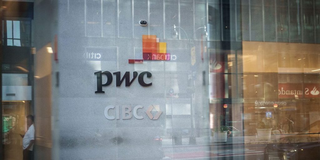 تقول شركة PwC إن العمل الهجين يعزز الرضا والإنتاجية وسيبقى هنا