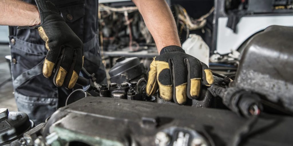 يحذر مسؤولو قطع غيار السيارات ومتاجر الدولار من أن الأميركيين ذوي الدخل المنخفض يعانون من ضغوط شديدة ويعتمدون على الوقت المستقطع