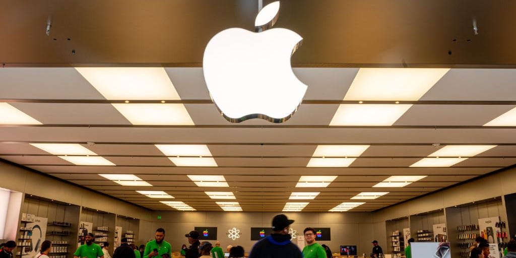 أبل تقود موجة بيع في قطاع التكنولوجيا بعد تحذير محلل من ضعف الطلب على آيفون 16
