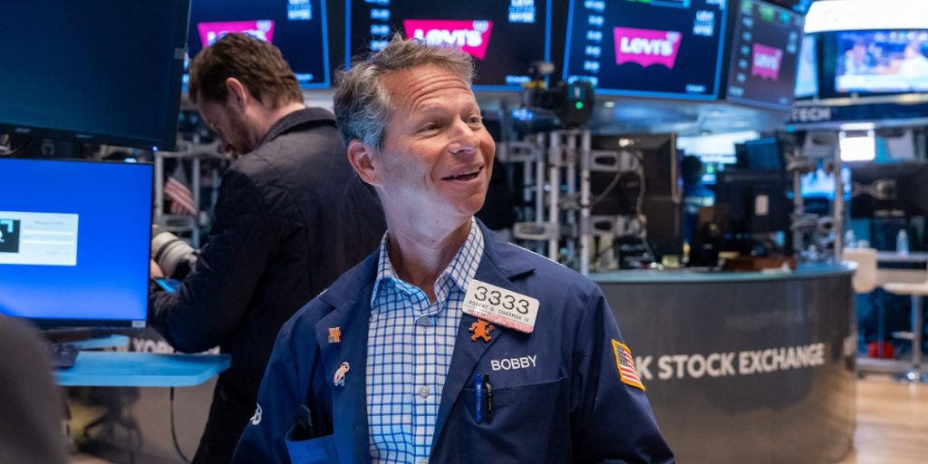 البورصة اليوم: ارتفاع المؤشرات بفضل بيانات مبيعات التجزئة الإيجابية قبل اجتماع بنك الاحتياطي الفيدرالي