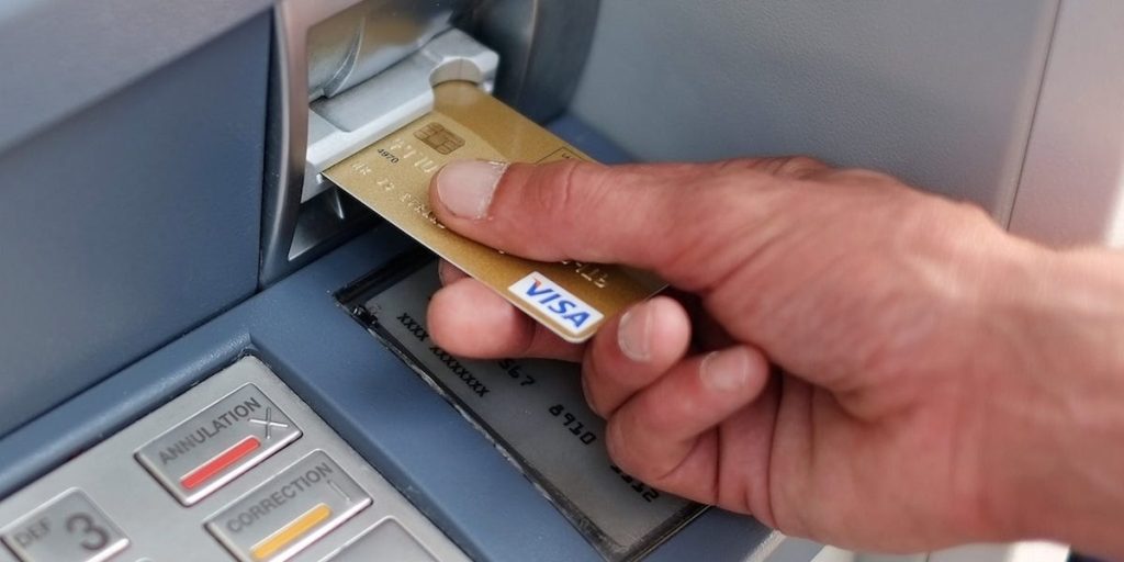 وزارة العدل الأمريكية تقاضي فيزا بشأن أعمالها في مجال بطاقات الخصم