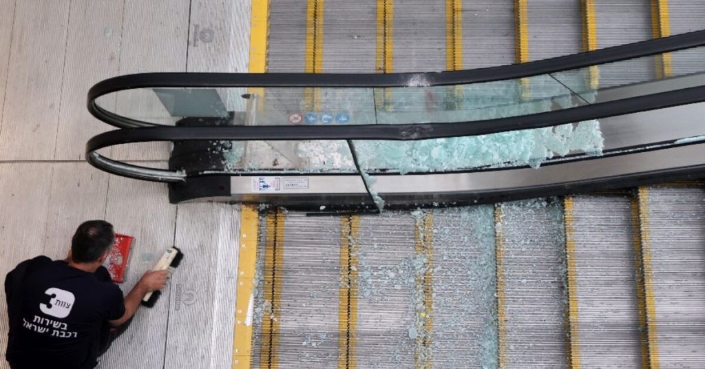 صاروخ أطلقه المتمردون اليمنيون يضرب وسط إسرائيل في هجوم نادر