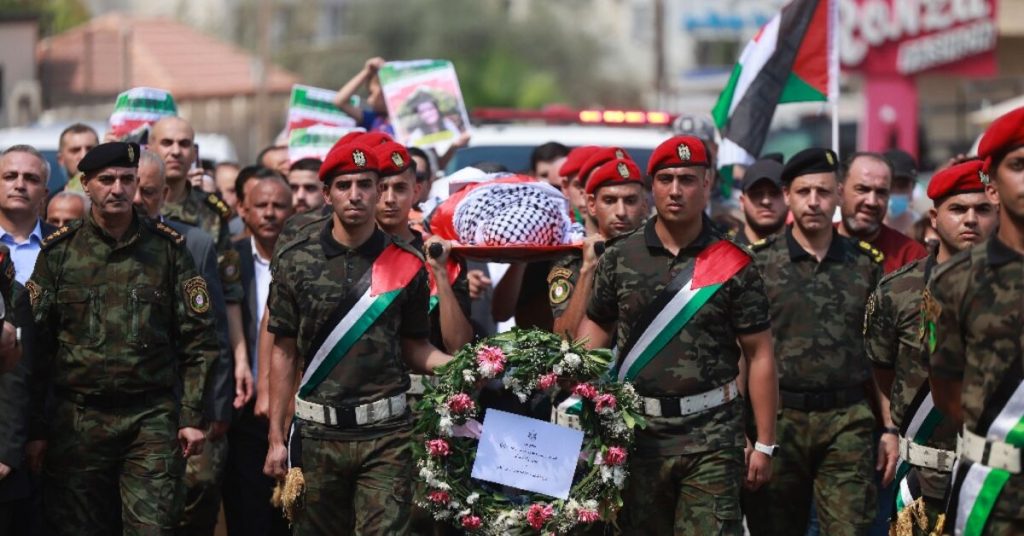 مئات الأشخاص في الضفة الغربية يشيعون الناشطة الأميركية التركية القتيلة