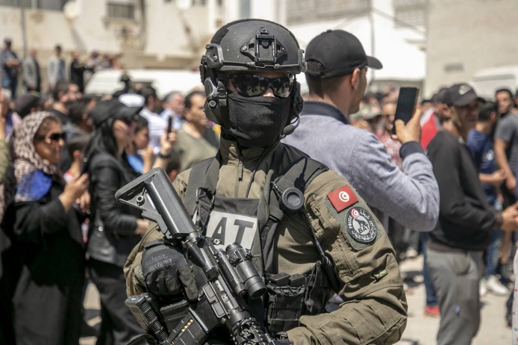 تونس توقف شخصين مدانين بـ”الانتماء إلى تنظيم إرهابي”