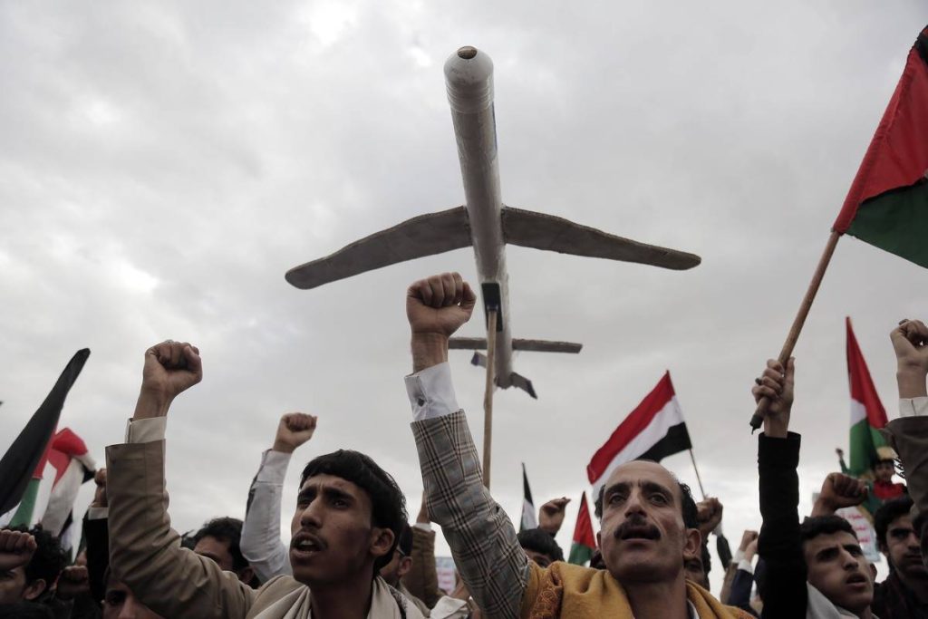 القوات الأميركية تدمر سفينة وطائرة مسيرة للحوثيين في البحر الأحمر