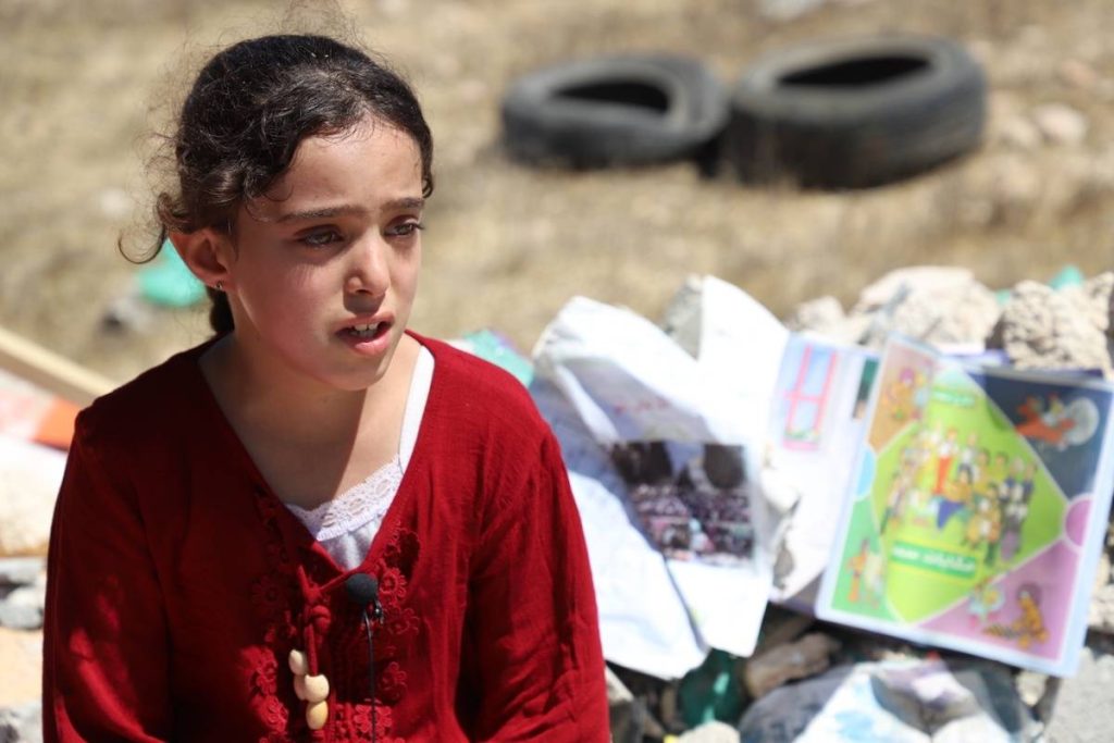 الضفة الغربية: مستوطن مسلح يهاجم أطفالا فلسطينيين في أول يوم عودة للمدارس