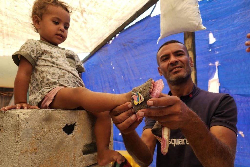 يلجأ الفلسطينيون إلى صناعة “القباقيب” بعد ندرة الأحذية بسبب الهجمات الإسرائيلية والحصار