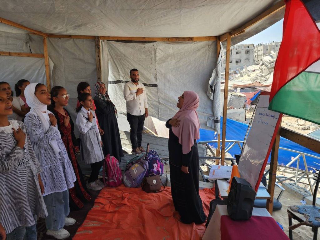 معلمة من غزة تقدم شعاع أمل بفصل دراسي وسط الأنقاض